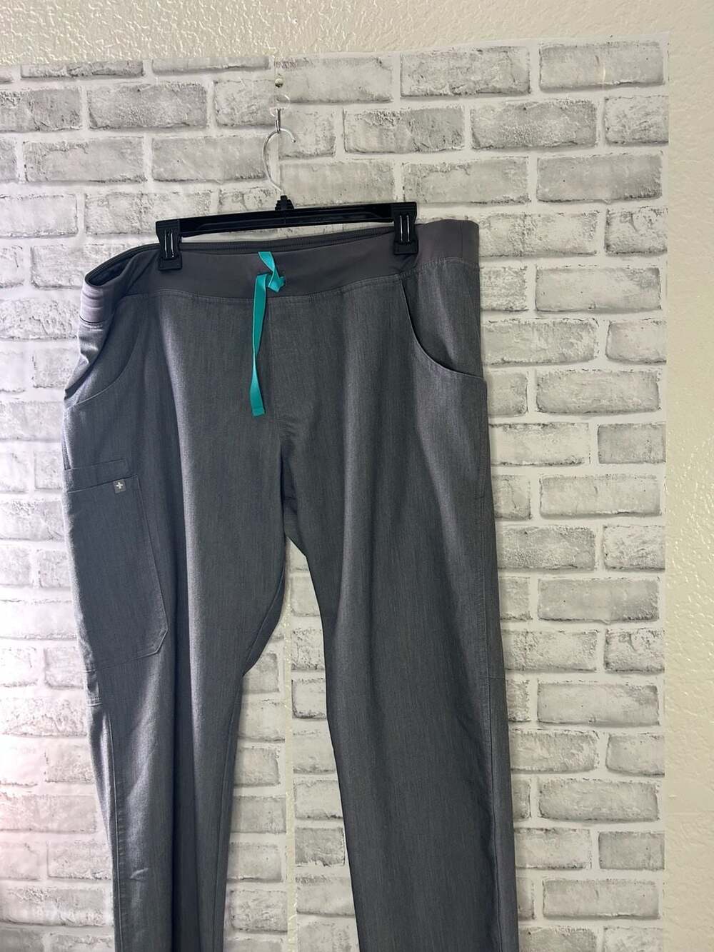 FIGS Technical Collection Gray Scrub Top and Pants Set - Picture 3 of 5